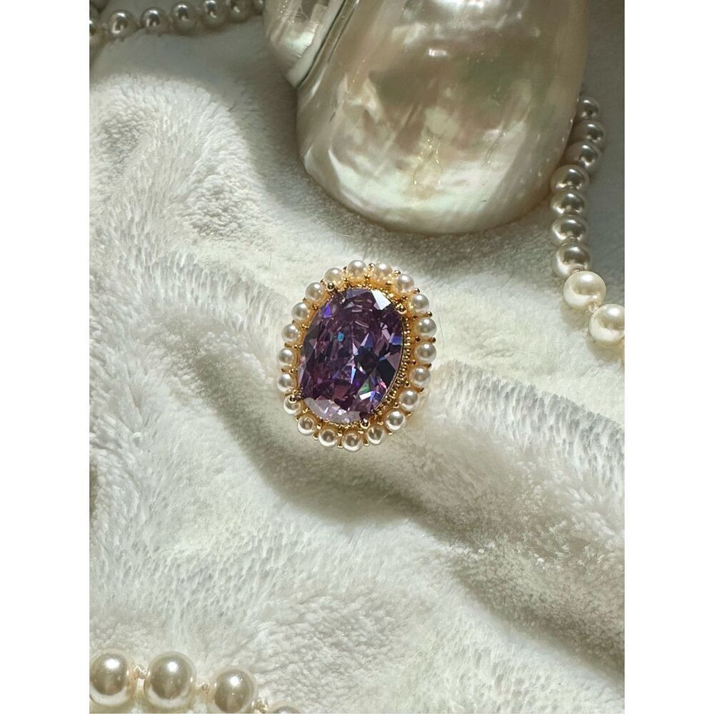 Gorgeous lavender oval cut cubic zirconia adjustable cocktail ring with faux pea - Picture 6 of 14